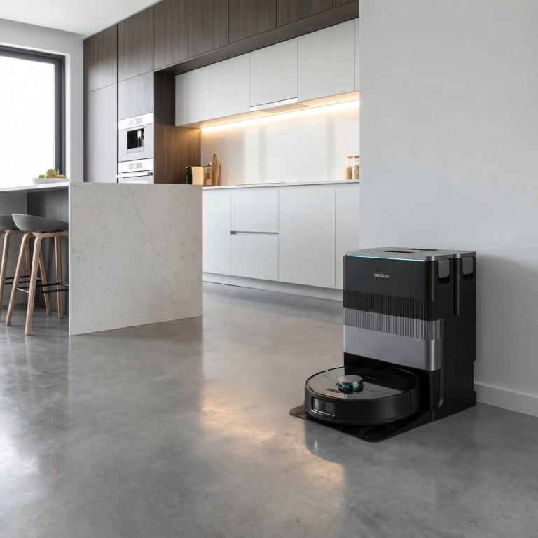 Una cocina moderna, en primer plano un aspirador Cecotec Conga X-70